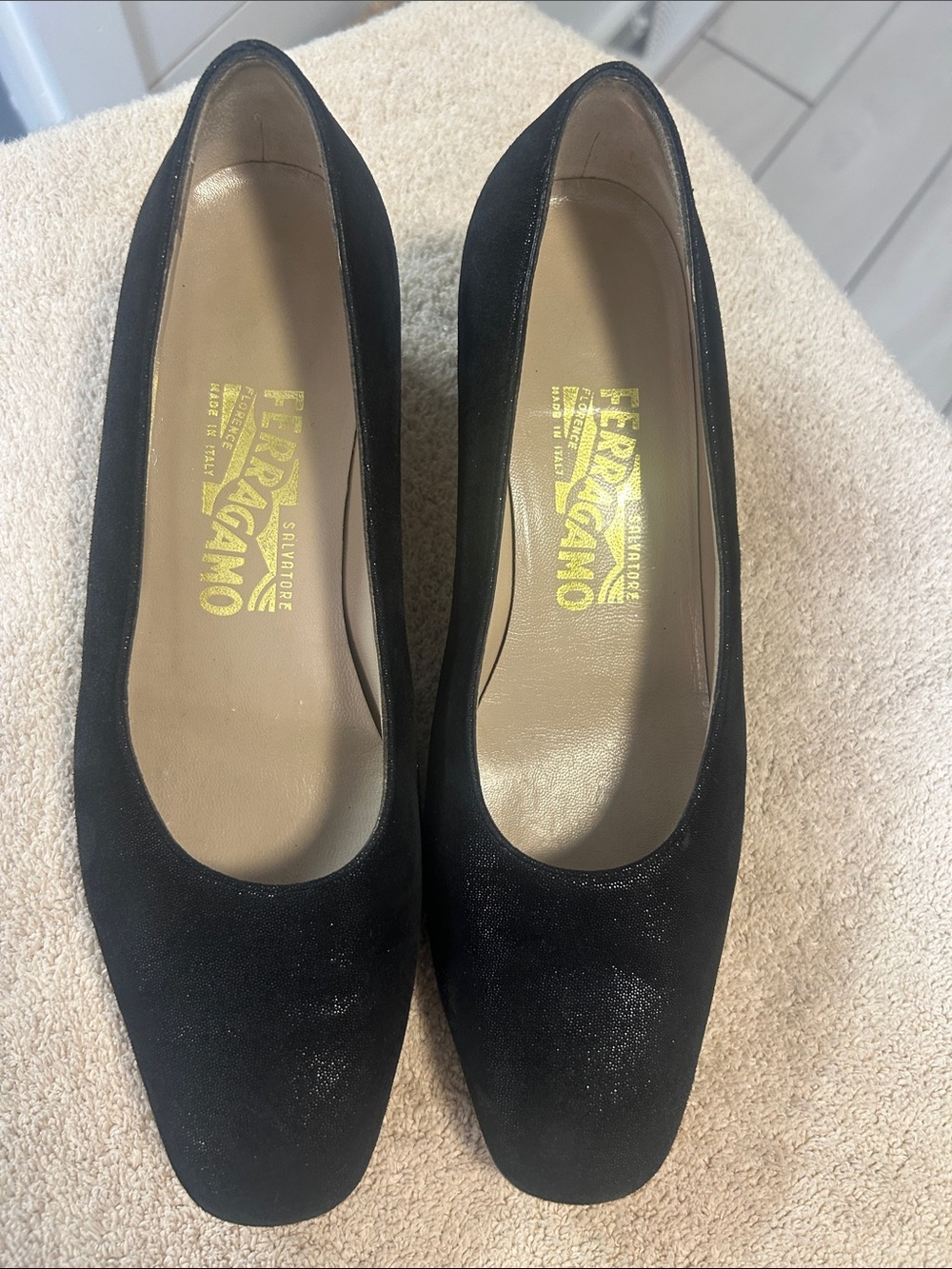 FERRAGAMO VINTAGE SHIMMER NUBUCK SUEDE SQUARE Toe 2” heel pumps. Size 8 EUC